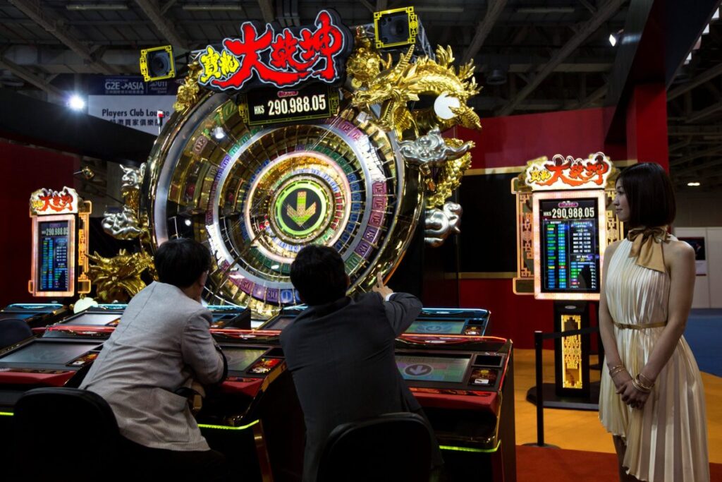 日本のカジノゲーミングの台頭
近年、日本のカジノゲーミングは国際的なギャンブルシーンで著名なプレーヤーとして台頭してきた。 日本の伝統的なテーマと近代的なゲーム要素が融合した活気あふれるカジノは、世界中から訪れる人々を魅了しています。 東京の賑やかな通りから京都の穏やかな風景まで、日本のカジノは日本の豊かな文化遺産を称える没入型の体験を提供します。
日本のテーマゲームの魅力
日本のカジノゲームの魅力の一つは、日本の文化や歴史に敬意を表したテーマゲームが豊富にあることです。 桜や侍などの象徴的なシンボルから、人気の漫画やアニメのキャラクターまで、これらのゲームは親しみやすさと興奮がユニークに融合しています。 ベテランのギャンブラーでも、カジュアルなプレイヤーでも、日本をテーマにしたスロットマシンのリールを回したり、伝統的なテーブルゲームに現代的なひねりを加えてみたりするのは、何か魅惑的なものです。
日本の伝統美の影響
日本のカジノゲーミングの魅力の中心は、日本の伝統的な美意識の影響である。 ゲームマシンの洗練されたデザインからカジノの内装のエレガントな装飾に至るまで、あらゆる面が調和と静寂の感覚を呼び起こすように注意深く作られている。 音楽や効果音に至るまで、プレイヤーを別世界へといざない、日本の美を前面に押し出したデザインとなっている。
東洋と西洋のギャップを埋める
日本のカジノゲーミングの最も魅力的な側面は、東洋と西洋のギャップを埋める能力だろう。 日本文化の要素とカジノエンターテイメントの興奮を融合させることで、これらの施設はあらゆる背景を持つ人々にアピールする、真にグローバルな体験を生み出している。 日本文化にどっぷり浸かりたい海外からの旅行者にも、興奮と冒険を求める地元住民にも、日本のカジノは誰もが楽しめる。

